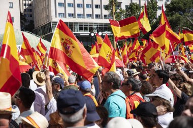 İspanya 'da hükümet karşıtı protesto 08.06.2025 İspanyol bayrakları ve sloganlarıyla, Başbakan Pedro Snchez aleyhinde kitlesel bir gösteride. 
