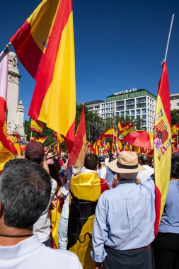 İspanya 'da hükümet karşıtı protesto 08.06.2025 İspanyol bayrakları ve sloganlarıyla, Başbakan Pedro Snchez aleyhinde kitlesel bir gösteride. 