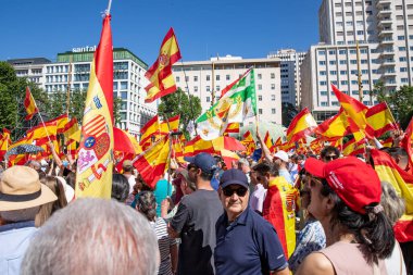 İspanya 'da hükümet karşıtı protesto 08.06.2025 İspanyol bayrakları ve sloganlarıyla, Başbakan Pedro Snchez aleyhinde kitlesel bir gösteride. 
