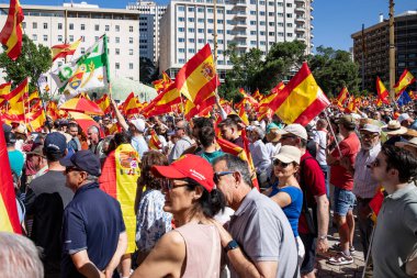 İspanya 'da hükümet karşıtı protesto 08.06.2025 İspanyol bayrakları ve sloganlarıyla, Başbakan Pedro Snchez aleyhinde kitlesel bir gösteride. 