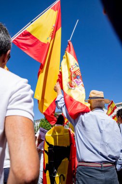 Başbakan Pedro Snchez 'e karşı düzenlenen siyasi protesto sırasında, büyük kalabalık İspanya' nın orta Madrid kentinde toplandı. Madrid İspanya 08.06.2025