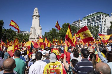 İspanya 'da hükümet karşıtı protesto 08.06.2025 İspanyol bayrakları ve sloganlarıyla, Başbakan Pedro Snchez aleyhinde kitlesel bir gösteride. 