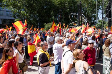 İspanya 'da hükümet karşıtı protesto 08.06.2025 İspanyol bayrakları ve sloganlarıyla, Başbakan Pedro Snchez aleyhinde kitlesel bir gösteride. 