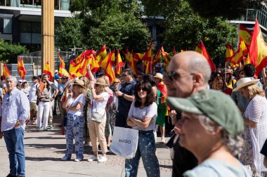 İspanya 'da hükümet karşıtı protesto 08.06.2025 İspanyol bayrakları ve sloganlarıyla, Başbakan Pedro Snchez aleyhinde kitlesel bir gösteride. 