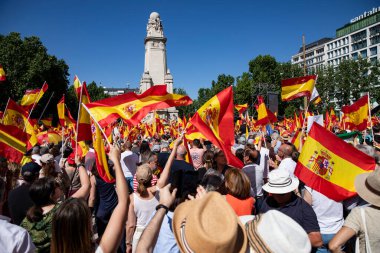 İspanya 'da hükümet karşıtı protesto 08.06.2025 İspanyol bayrakları ve sloganlarıyla, Başbakan Pedro Snchez aleyhinde kitlesel bir gösteride. 