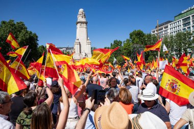 İspanya 'da hükümet karşıtı protesto 08.06.2025 İspanyol bayrakları ve sloganlarıyla, Başbakan Pedro Snchez aleyhinde kitlesel bir gösteride. 