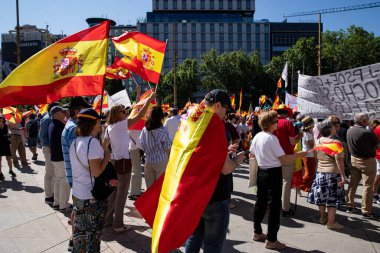 İspanya 'da hükümet karşıtı protesto 08.06.2025 İspanyol bayrakları ve sloganlarıyla, Başbakan Pedro Snchez aleyhinde kitlesel bir gösteride. 