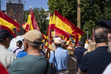 İspanya 'da hükümet karşıtı protesto 08.06.2025 İspanyol bayrakları ve sloganlarıyla, Başbakan Pedro Snchez aleyhinde kitlesel bir gösteride. 