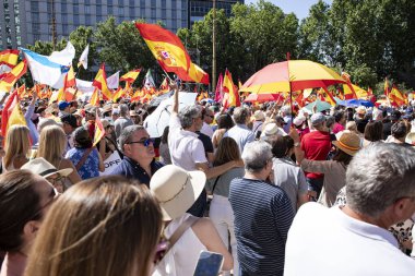 İspanya 'da hükümet karşıtı protesto 06.07.2025 İspanyol bayrağı ve sloganlarıyla, Başbakan Pedro Snchez aleyhinde kitlesel bir gösteride. 