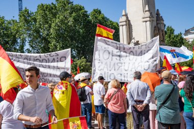 İspanya 'da hükümet karşıtı protesto 08.06.2025 İspanyol bayrakları ve sloganlarıyla, Başbakan Pedro Snchez aleyhinde kitlesel bir gösteride. 