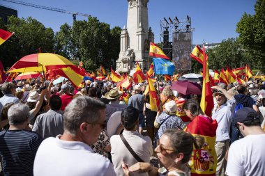 Başbakan Pedro Snchez 'e karşı düzenlenen siyasi protesto sırasında, büyük kalabalık İspanya' nın orta Madrid kentinde toplandı. Madrid İspanya 08.06.2025