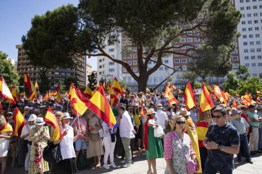 İspanya 'da hükümet karşıtı protesto 08.06.2025 İspanyol bayrakları ve sloganlarıyla, Başbakan Pedro Snchez aleyhinde kitlesel bir gösteride. 