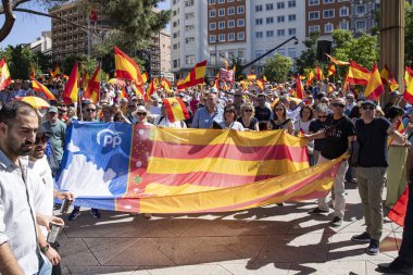 İspanya 'da hükümet karşıtı protesto 08.06.2025 İspanyol bayrakları ve sloganlarıyla, Başbakan Pedro Snchez aleyhinde kitlesel bir gösteride. 