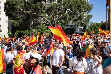 Başbakan Pedro Snchez 'e karşı düzenlenen siyasi protesto sırasında, büyük kalabalık İspanya' nın orta Madrid kentinde toplandı. Madrid İspanya 08.06.2025