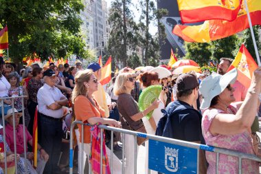 Başbakan Pedro Snchez 'e karşı düzenlenen siyasi protesto sırasında, büyük kalabalık İspanya' nın orta Madrid kentinde toplandı. Madrid İspanya 08.06.2025
