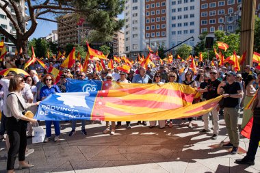 İspanya 'da hükümet karşıtı protesto 08.06.2025 İspanyol bayrakları ve sloganlarıyla, Başbakan Pedro Snchez aleyhinde kitlesel bir gösteride. 