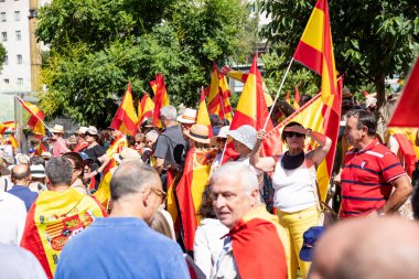 İspanya 'da hükümet karşıtı protesto 08.06.2025 İspanyol bayrakları ve sloganlarıyla, Başbakan Pedro Snchez aleyhinde kitlesel bir gösteride. 
