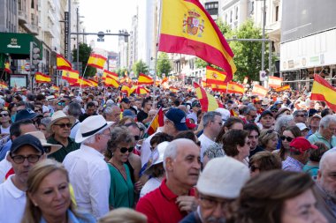 İspanya 'da hükümet karşıtı protesto 08.06.2025 İspanyol bayrakları ve sloganlarıyla, Başbakan Pedro Snchez aleyhinde kitlesel bir gösteride. 
