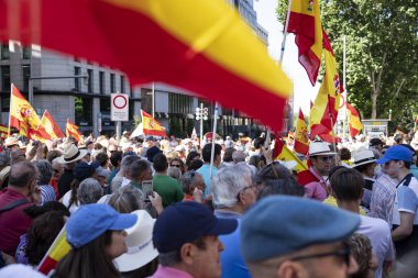 İspanya 'da hükümet karşıtı protesto 08.06.2025 İspanyol bayrakları ve sloganlarıyla, Başbakan Pedro Snchez aleyhinde kitlesel bir gösteride. 