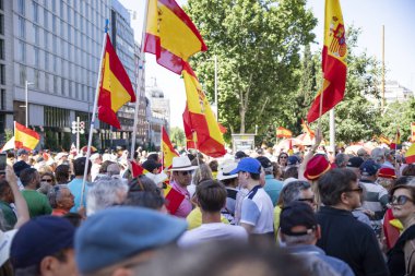 İspanya 'da hükümet karşıtı protesto 08.06.2025 İspanyol bayrakları ve sloganlarıyla, Başbakan Pedro Snchez aleyhinde kitlesel bir gösteride. 