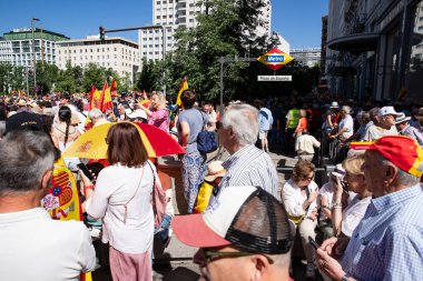 İspanya 'da hükümet karşıtı protesto 08.06.2025 İspanyol bayrakları ve sloganlarıyla, Başbakan Pedro Snchez aleyhinde kitlesel bir gösteride. 