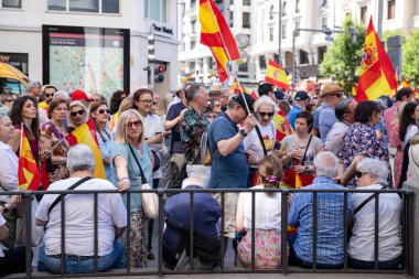 İspanya 'da hükümet karşıtı protesto 08.06.2025 İspanyol bayrakları ve sloganlarıyla, Başbakan Pedro Snchez aleyhinde kitlesel bir gösteride. 