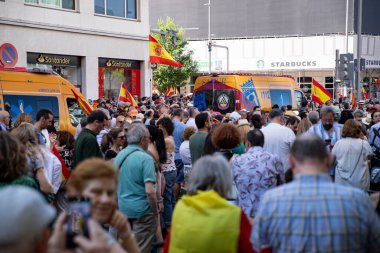 İspanya 'da hükümet karşıtı protesto 08.06.2025 İspanyol bayrakları ve sloganlarıyla, Başbakan Pedro Snchez aleyhinde kitlesel bir gösteride. 
