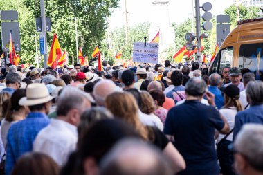 Başbakan Pedro Snchez 'e karşı düzenlenen siyasi protesto sırasında, büyük kalabalık İspanya' nın orta Madrid kentinde toplandı. Madrid İspanya 08.06.2025