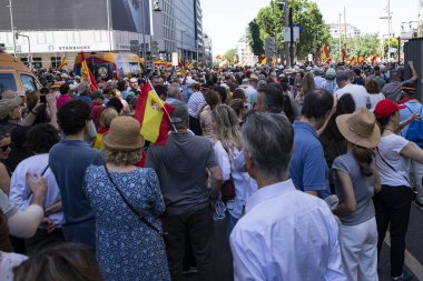 Başbakan Pedro Snchez 'e karşı düzenlenen siyasi protesto sırasında, büyük kalabalık İspanya' nın orta Madrid kentinde toplandı. Madrid İspanya 08.06.2025