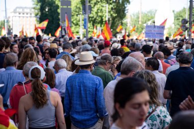 İspanya 'da hükümet karşıtı protesto 08.06.2025 İspanyol bayrakları ve sloganlarıyla, Başbakan Pedro Snchez aleyhinde kitlesel bir gösteride. 