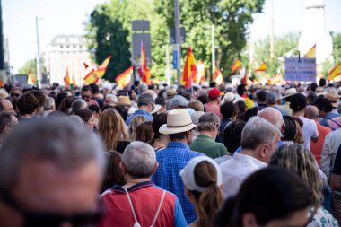 İspanya 'da hükümet karşıtı protesto 08.06.2025 İspanyol bayrakları ve sloganlarıyla, Başbakan Pedro Snchez aleyhinde kitlesel bir gösteride. 
