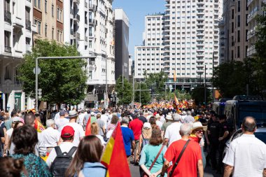 İspanya 'da hükümet karşıtı protesto 08.06.2025 İspanyol bayrakları ve sloganlarıyla, Başbakan Pedro Snchez aleyhinde kitlesel bir gösteride. 