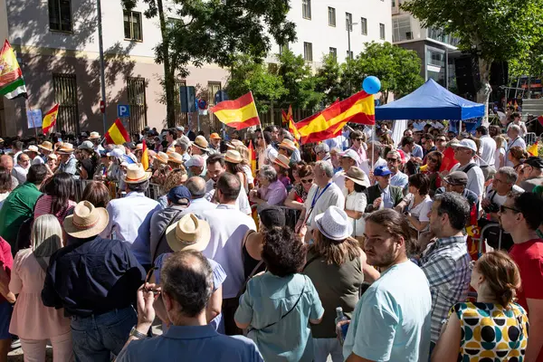 İspanya 'da hükümet karşıtı protesto 08.07.2025 İspanyol bayrakları ve sloganlarıyla, Başbakan Pedro Snchez aleyhinde kitlesel bir gösteride. 
