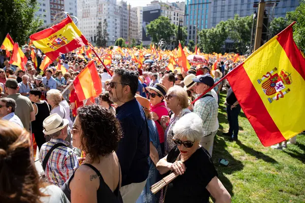 İspanya 'da hükümet karşıtı protesto 08.06.2025 İspanyol bayrakları ve sloganlarıyla, Başbakan Pedro Snchez aleyhinde kitlesel bir gösteride. 