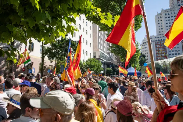 İspanya 'da hükümet karşıtı protesto 08.06.2025 İspanyol bayrakları ve sloganlarıyla, Başbakan Pedro Snchez aleyhinde kitlesel bir gösteride. 