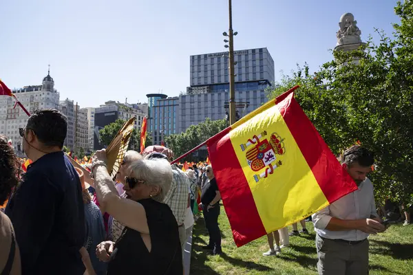 İspanya 'da hükümet karşıtı protesto 08.06.2025 İspanyol bayrakları ve sloganlarıyla, Başbakan Pedro Snchez aleyhinde kitlesel bir gösteride. 