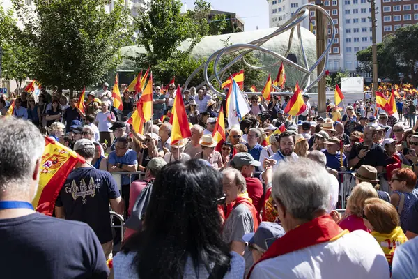 İspanya 'da hükümet karşıtı protesto 08.06.2025 İspanyol bayrakları ve sloganlarıyla, Başbakan Pedro Snchez aleyhinde kitlesel bir gösteride. 