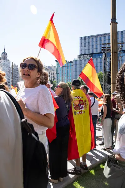 İspanya 'da hükümet karşıtı protesto 08.06.2025 İspanyol bayrakları ve sloganlarıyla, Başbakan Pedro Snchez aleyhinde kitlesel bir gösteride. 