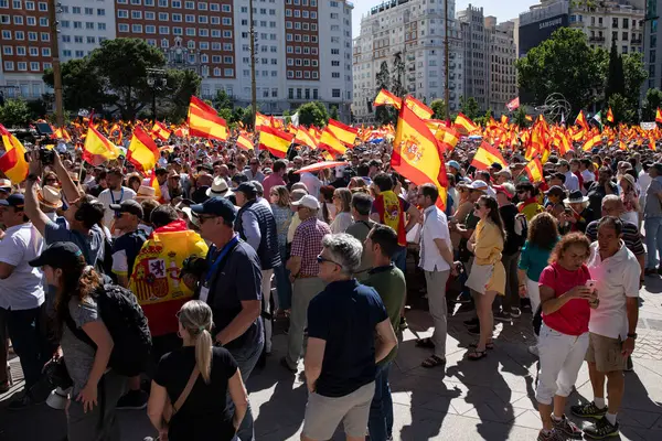 İspanya 'da hükümet karşıtı protesto 08.06.2025 İspanyol bayrakları ve sloganlarıyla, Başbakan Pedro Snchez aleyhinde kitlesel bir gösteride. 