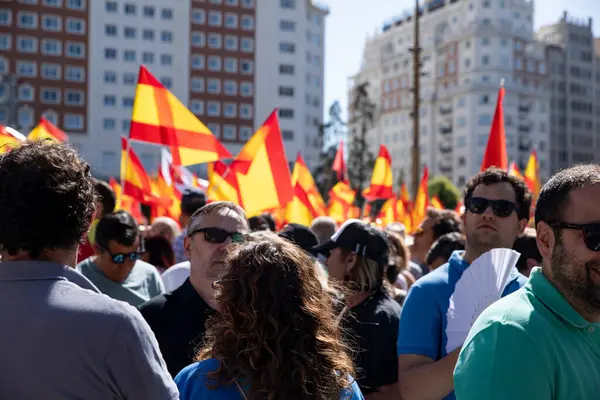 Başbakan Pedro Snchez 'e karşı düzenlenen siyasi protesto sırasında, büyük kalabalık İspanya' nın orta Madrid kentinde toplandı. Madrid İspanya 08.06.2025