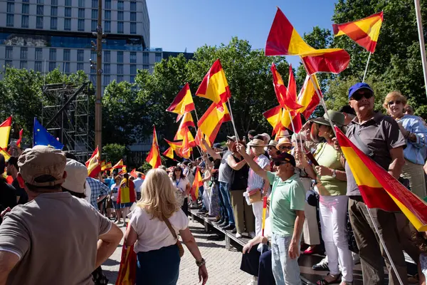 İspanya 'da hükümet karşıtı protesto 08.06.2025 İspanyol bayrakları ve sloganlarıyla, Başbakan Pedro Snchez aleyhinde kitlesel bir gösteride. 