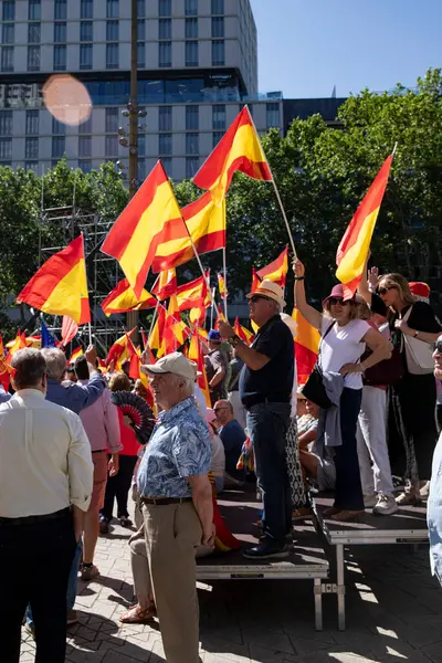 İspanya 'da hükümet karşıtı protesto 08.06.2025 İspanyol bayrakları ve sloganlarıyla, Başbakan Pedro Snchez aleyhinde kitlesel bir gösteride. 