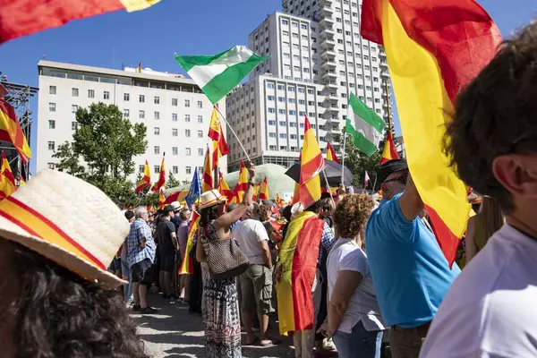 Başbakan Pedro Snchez 'e karşı düzenlenen siyasi protesto sırasında, büyük kalabalık İspanya' nın orta Madrid kentinde toplandı. Madrid İspanya 08.06.2025