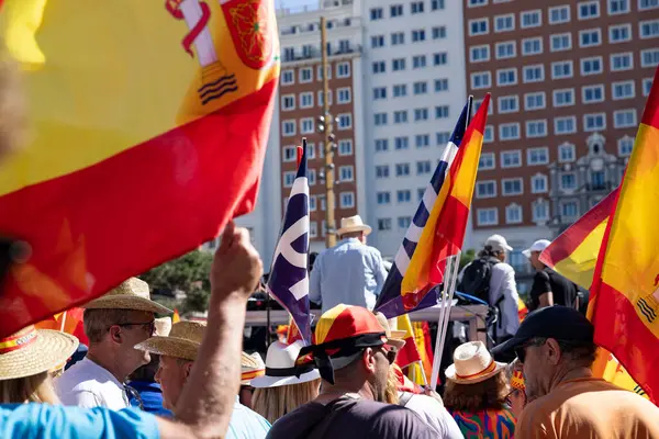 İspanya 'da hükümet karşıtı protesto 08.06.2025 İspanyol bayrakları ve sloganlarıyla, Başbakan Pedro Snchez aleyhinde kitlesel bir gösteride. 