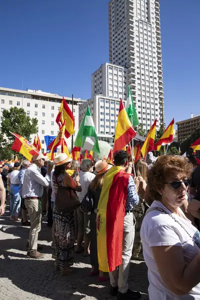 İspanya 'da hükümet karşıtı protesto 08.06.2025 İspanyol bayrakları ve sloganlarıyla, Başbakan Pedro Snchez aleyhinde kitlesel bir gösteride. 