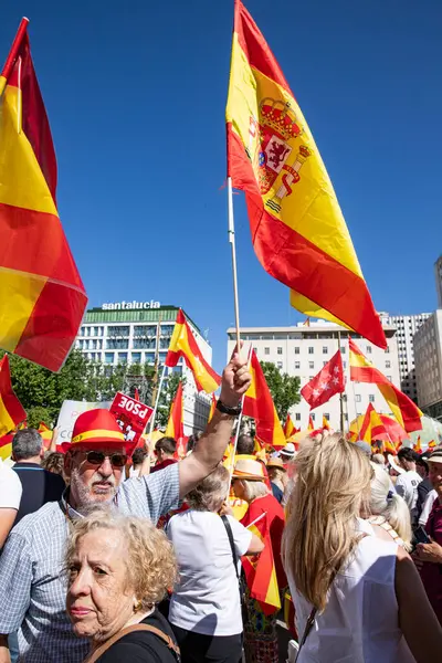 İspanya 'da hükümet karşıtı protesto 08.06.2025 İspanyol bayrakları ve sloganlarıyla, Başbakan Pedro Snchez aleyhinde kitlesel bir gösteride. 