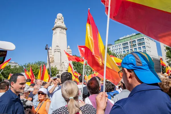 İspanya 'da hükümet karşıtı protesto 08.06.2025 İspanyol bayrakları ve sloganlarıyla, Başbakan Pedro Snchez aleyhinde kitlesel bir gösteride. 