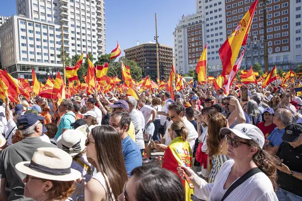 İspanya 'da hükümet karşıtı protesto 08.06.2025 İspanyol bayrakları ve sloganlarıyla, Başbakan Pedro Snchez aleyhinde kitlesel bir gösteride. 