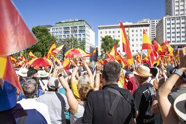 İspanya 'da hükümet karşıtı protesto 08.06.2025 İspanyol bayrakları ve sloganlarıyla, Başbakan Pedro Snchez aleyhinde kitlesel bir gösteride. 