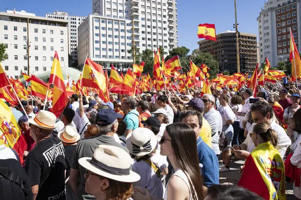 Başbakan Pedro Snchez 'e karşı düzenlenen siyasi protesto sırasında, büyük kalabalık İspanya' nın orta Madrid kentinde toplandı. Madrid İspanya 08.06.2025